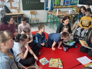 Integracyjne czytanie z młodzieżą z SP nr 3 w Biłgoraju